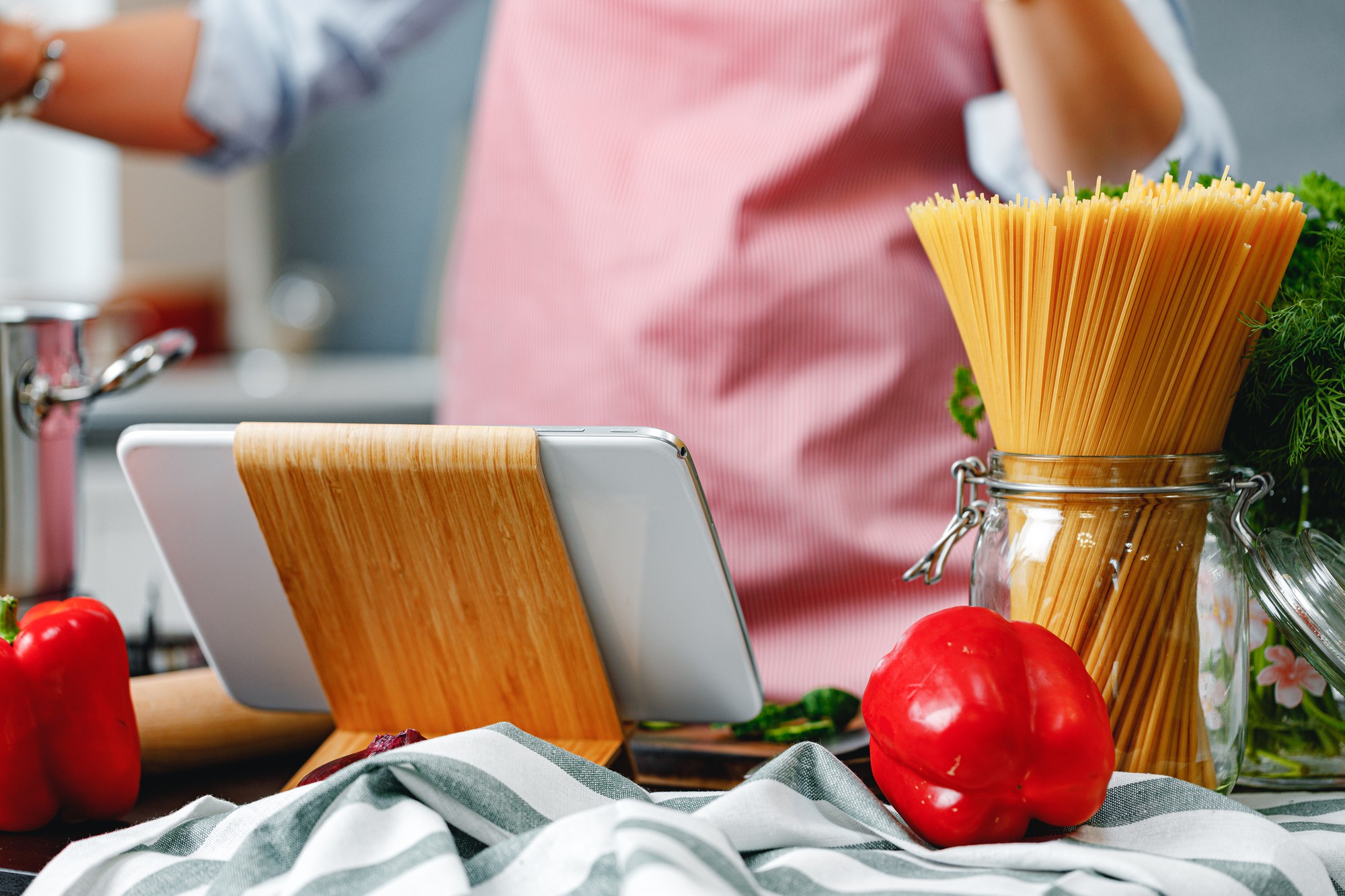 Cucina di atelier con superfici lucide e ingredienti freschi